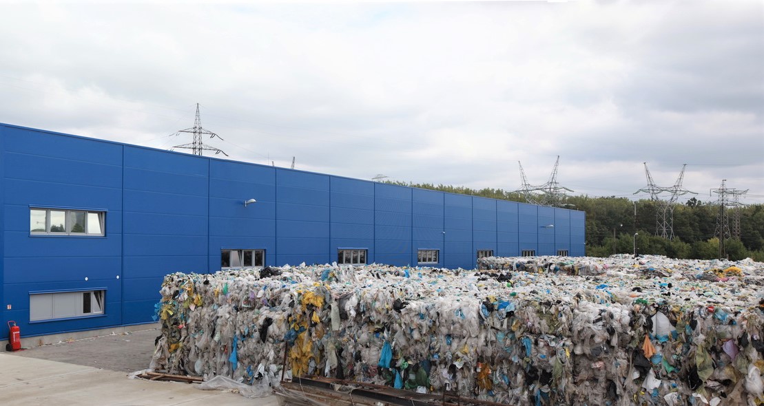 Skupina MOL kúpila významného recyklátora plastového odpadu